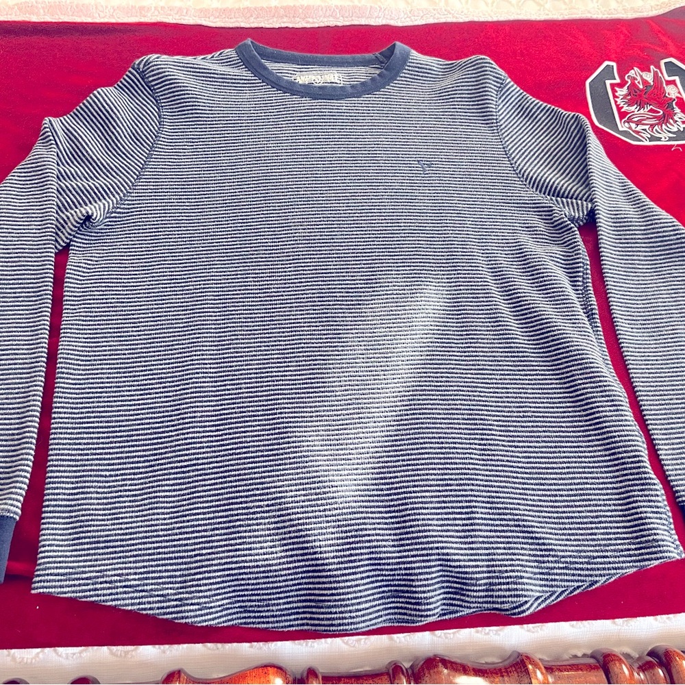 American Eagle long sleeve shirt. Size L. No rips or tears or pulls. Like new.